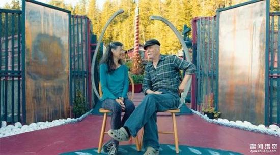 [视频]夫妻俩在孤岛建房子 住25年水上乐园