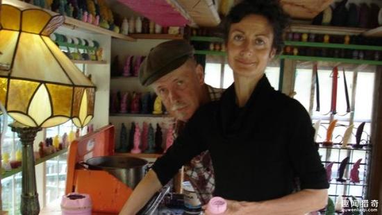 [视频]夫妻俩在孤岛建房子 住25年水上乐园