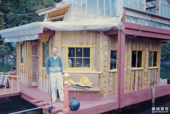 [视频]夫妻俩在孤岛建房子 住25年水上乐园