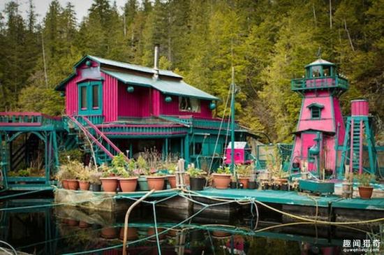 [视频]夫妻俩在孤岛建房子 住25年水上乐园