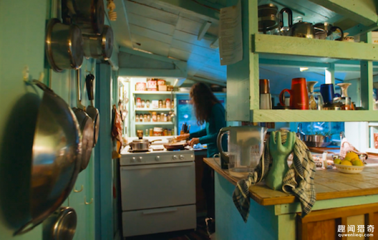 [视频]夫妻俩在孤岛建房子 住25年水上乐园