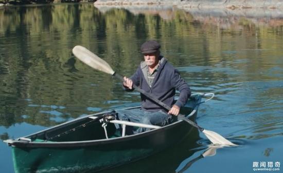 [视频]夫妻俩在孤岛建房子 住25年水上乐园