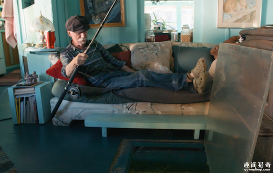 [视频]夫妻俩在孤岛建房子 住25年水上乐园