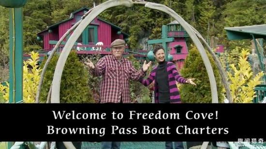 [视频]夫妻俩在孤岛建房子 住25年水上乐园