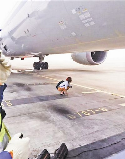 [视频]拿什么“拦住”你？ 两人闯停机坪拦飞机 被拘留5日