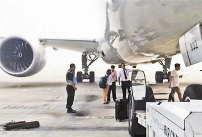 [视频]拿什么“拦住”你？ 两人闯停机坪拦飞机 被拘留5日