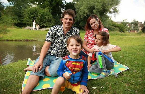 [视频]夫妇带孩子全球旅行 边走边学