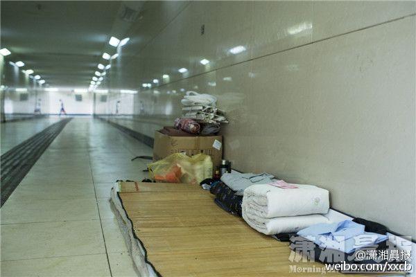 [视频]长沙一流浪老人的尊严：衣物被子叠成“豆腐块”