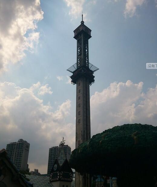 [视频]惊心！ 韩跳楼机故障游客被困60米高空 园方称“被风吹的”