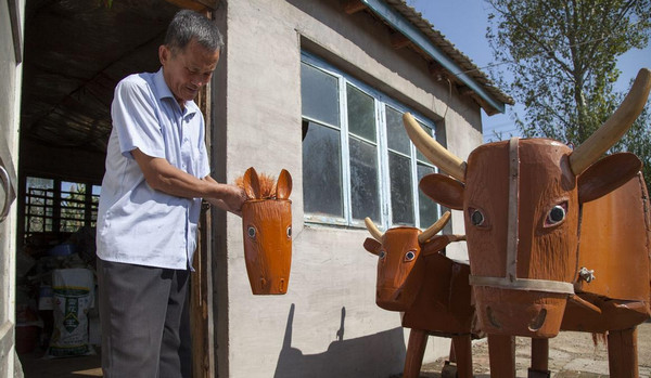 [视频]66岁老人发明第三代“木牛” 能骑能转弯