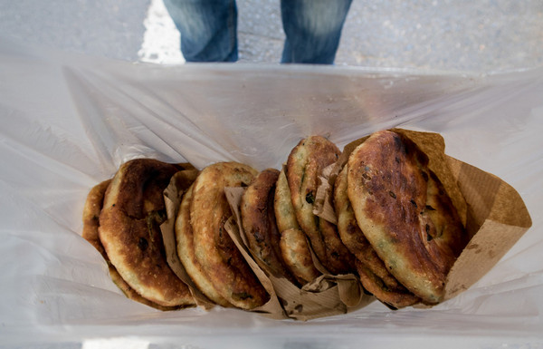 [视频]用心成就美 上海老伯34年只做葱油饼 香飘海内外