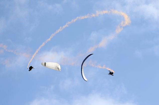 [视频]法国举行自由飞行大赛 化装飞行博眼球