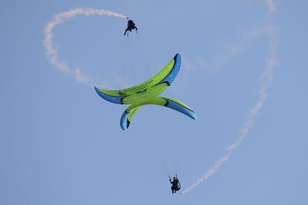 [视频]法国举行自由飞行大赛 化装飞行博眼球