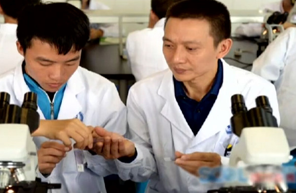 [视频]同校同班同寝室！44岁父亲和17岁儿子一起上学