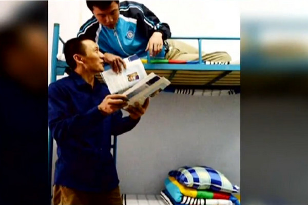 [视频]同校同班同寝室！44岁父亲和17岁儿子一起上学