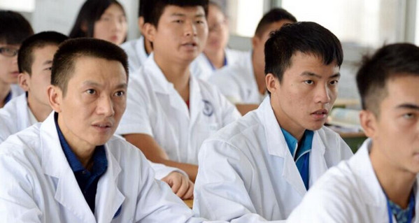 [视频]同校同班同寝室！44岁父亲和17岁儿子一起上学