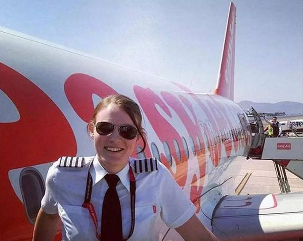 [视频]颜值高还有超强技能！26岁英国女生成世界最年轻女机长