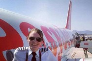 [视频]颜值高还有超强技能！26岁英国女生成世界最年轻女机长