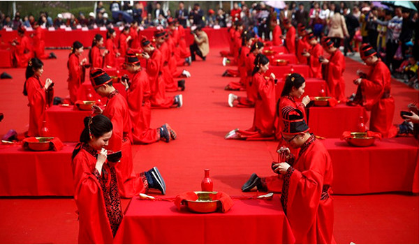 [视频]安徽三河：66对新人身着汉服 举办集体婚礼