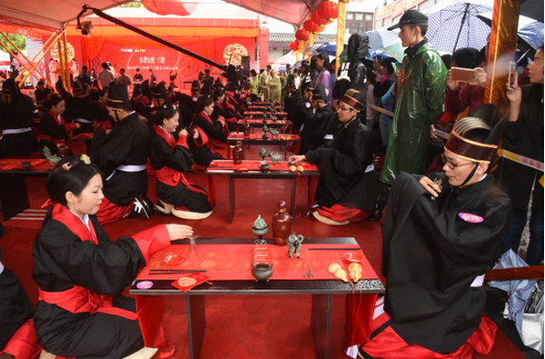 [视频]安徽三河：66对新人身着汉服 举办集体婚礼