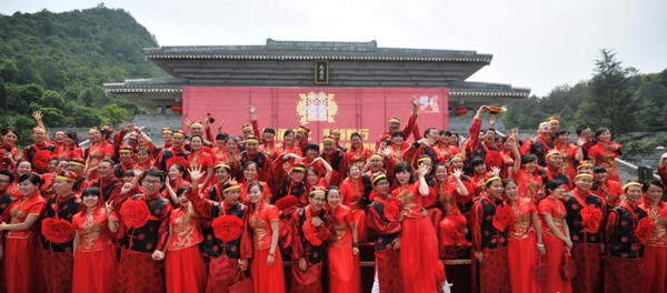 [视频]安徽三河：66对新人身着汉服 举办集体婚礼