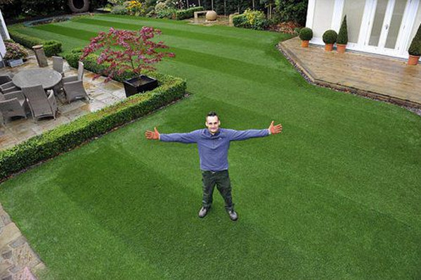 [视频]英国居民种出全英国最佳草坪