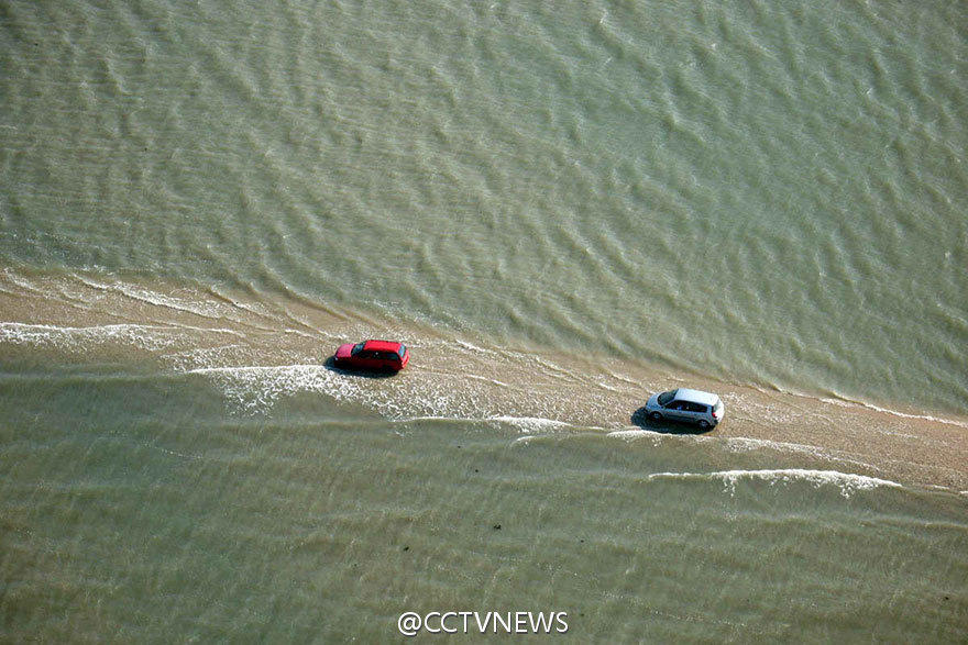 [视频]法国“任性公路”一天只出现两次 涨潮后就消失