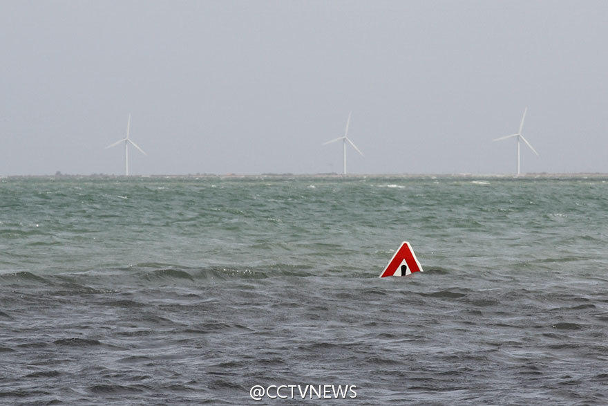 [视频]法国“任性公路”一天只出现两次 涨潮后就消失