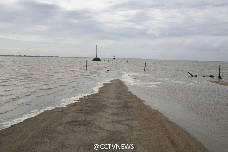 [视频]法国“任性公路”一天只出现两次 涨潮后就消失