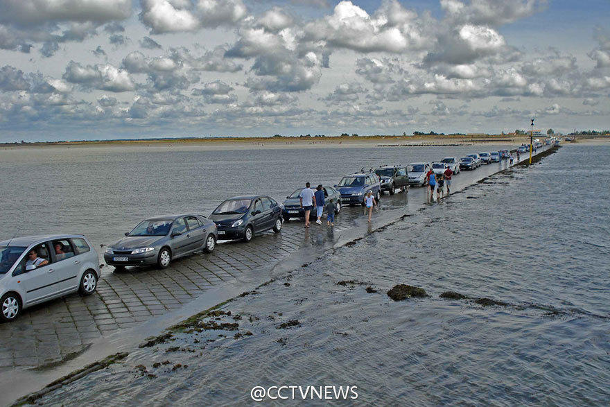 [视频]法国“任性公路”一天只出现两次 涨潮后就消失