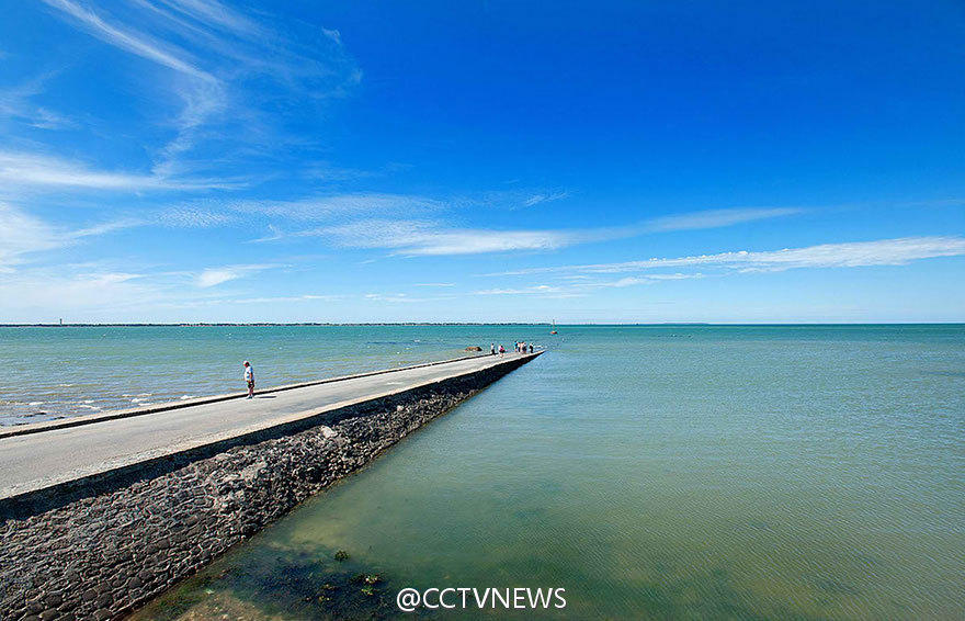 [视频]法国“任性公路”一天只出现两次 涨潮后就消失