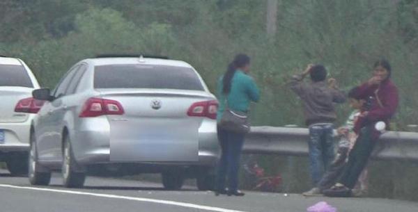 [视频]湖南：高速公路上停车看热闹 扣6分罚200元
