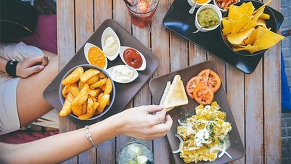 [视频]贵阳一餐吧开展吃饭任意付钱活动吸引顾客 7天亏10万