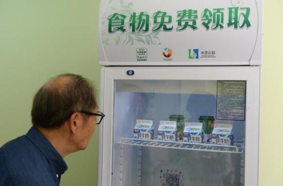 [视频]上海“分享冰箱”亮相社区 食物免费取用 