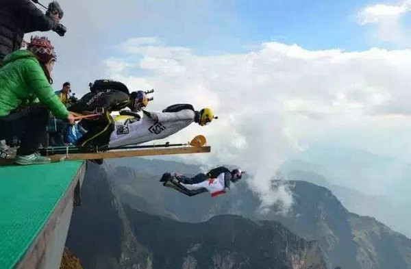 [视频]湖南张家界：2016全球翼装飞行世锦赛 中国飞人首次出战