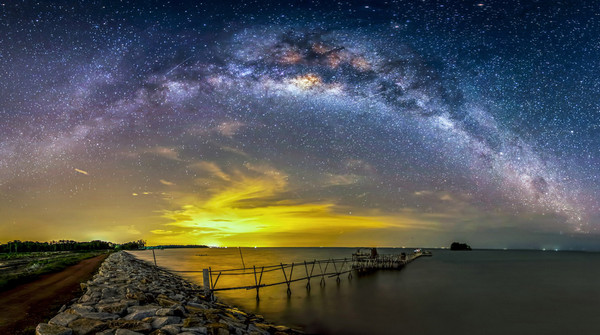 [视频]摄影师拍摄银河与火山绮丽美景