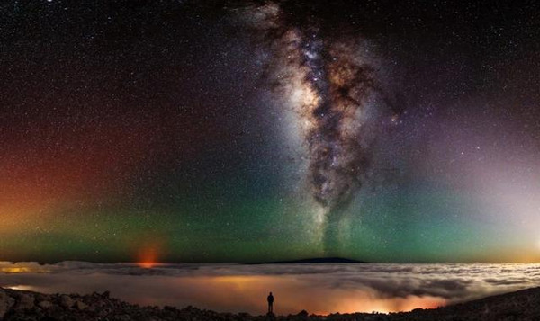 [视频]摄影师拍摄银河与火山绮丽美景