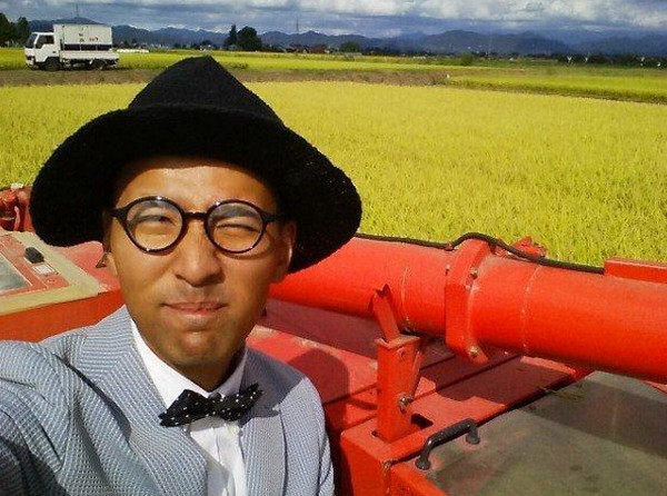 [视频]日本农民小伙一身帅气西装种田 走红网络