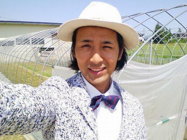 [视频]日本农民小伙一身帅气西装种田 走红网络