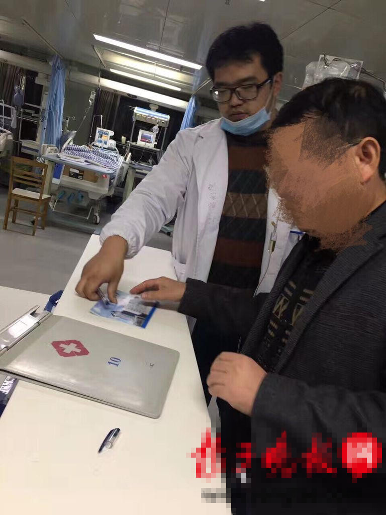 [视频]“最美男医生”边打点滴边为病人看病 网友:心疼