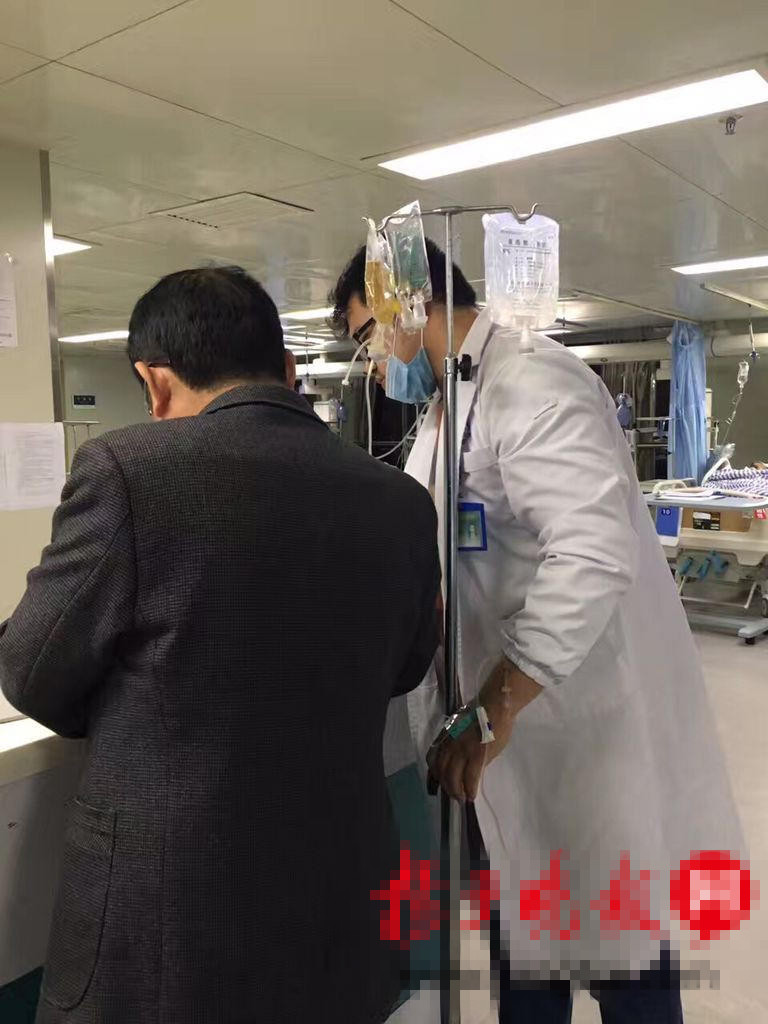 [视频]“最美男医生”边打点滴边为病人看病 网友:心疼
