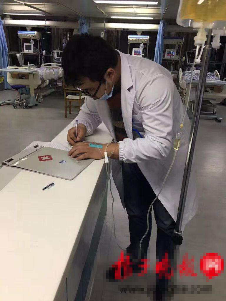 [视频]“最美男医生”边打点滴边为病人看病 网友:心疼