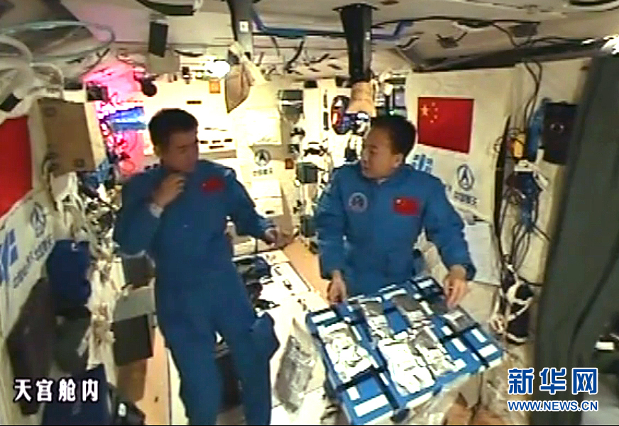 [视频]中国人首次太空泡茶 航天员也能“挑食”