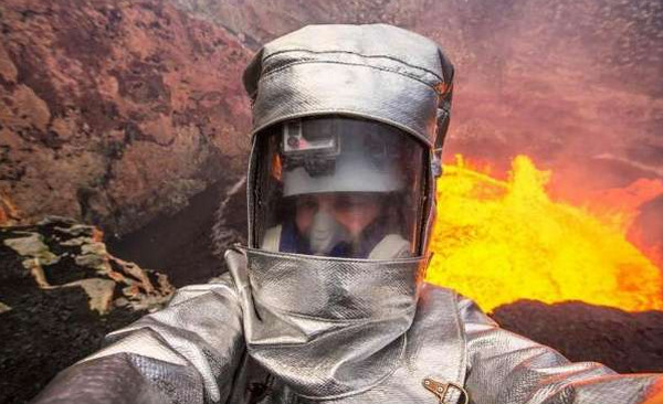 [视频] 科学家站在火山口自拍 突遇岩浆喷发