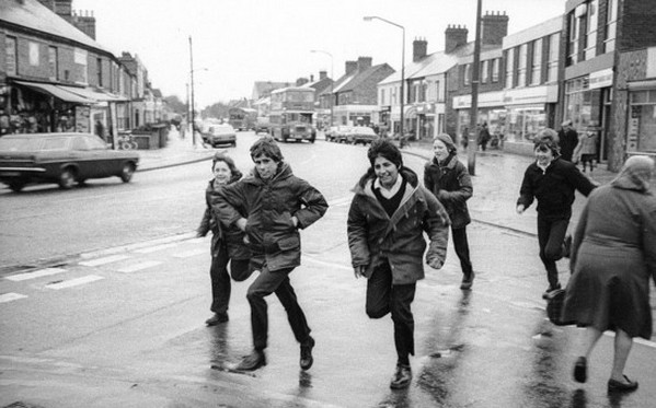 [视频]英摄影师跨越40年拍摄同地同批路人