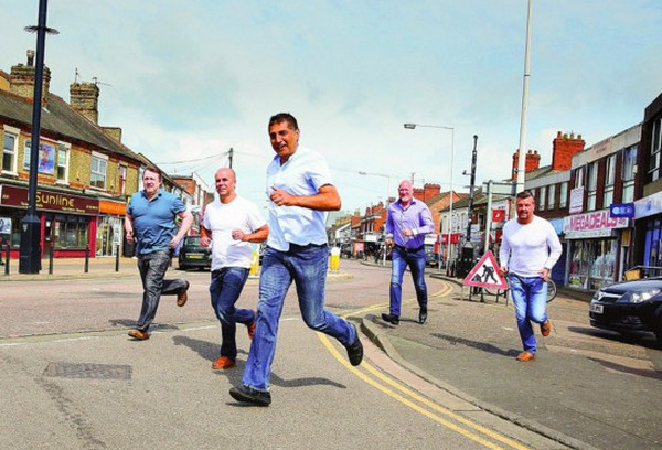 [视频]英摄影师跨越40年拍摄同地同批路人