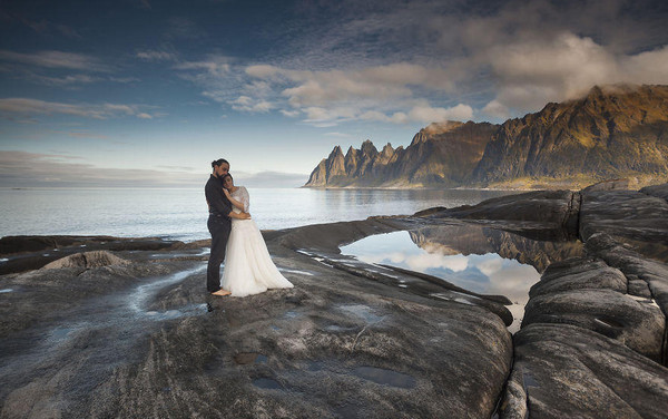 [视频]新婚夫妇行车上万公里拍史诗级婚纱照