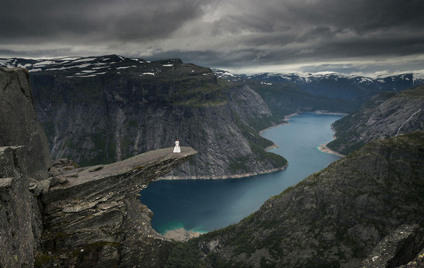 [视频]新婚夫妇行车上万公里拍史诗级婚纱照