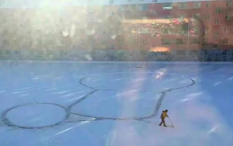 [视频]美术老师超有爱 雪后操场上画哆啦A梦
