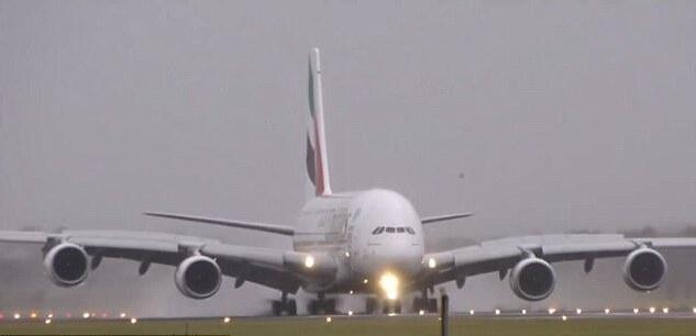 [视频]世界最大客机遭遇强风空中摇晃 惊险迫降